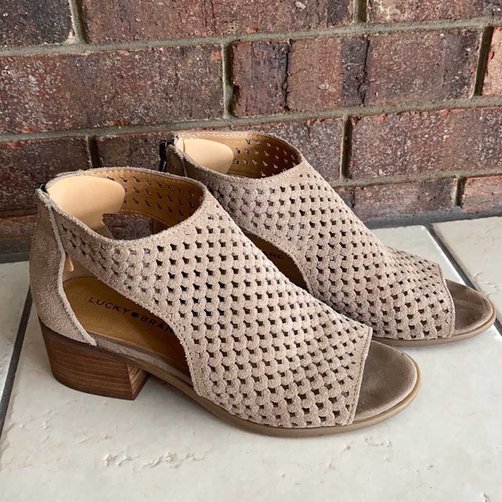 Lucky wedge sandal size 7